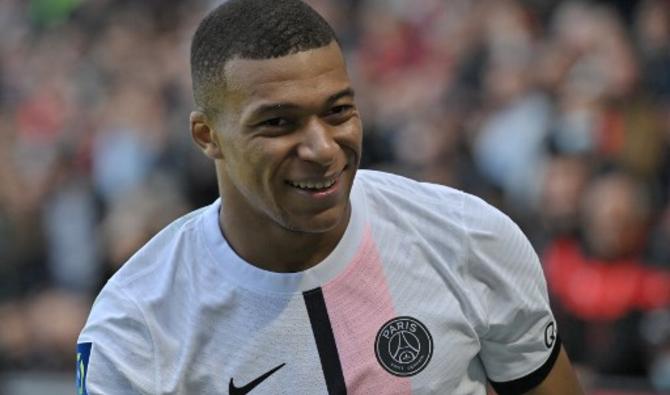 Kylian Mbappé sourit lors du match de football français de L1 entre le Stade Rennais (Rennes) et le Paris Saint-Germain au Roazhon Park de Rennes le 3 octobre 2021 (Photo, AFP)