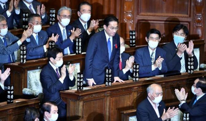 Le chef du Parti libéral-démocrate (LDP) au pouvoir au Japon, Fumio Kishida, est applaudi après avoir été élu nouveau Premier ministre à la chambre basse du parlement à Tokyo le 4 octobre 2021 (Photo, AFP) 