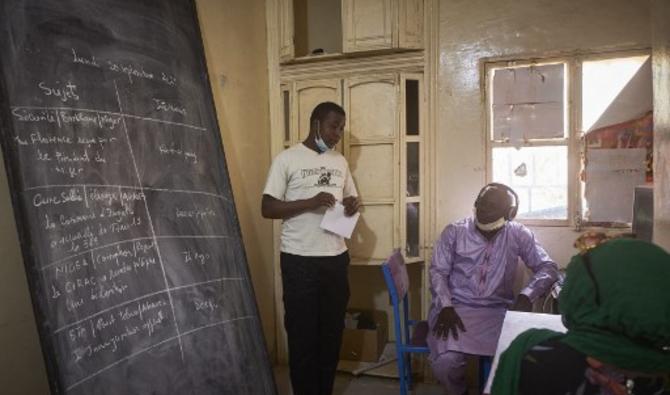 Les journalistes ont un briefing quotidien dans les locaux d'Air Info à Agadez, le 20 septembre 2021 (Photo, AFP) 