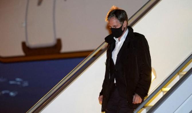 Le secrétaire d'État Antony Blinken descend d'un avion à l'aéroport du Bourget à Paris, le 4 octobre 2021 (Photo, AFP)