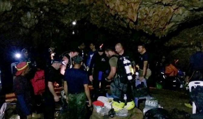 Un groupe de plongeurs étrangers se préparant à fouiller la section inondée de la grotte de Tham Luang, le 2 juillet 2018 (Photo, AFP)