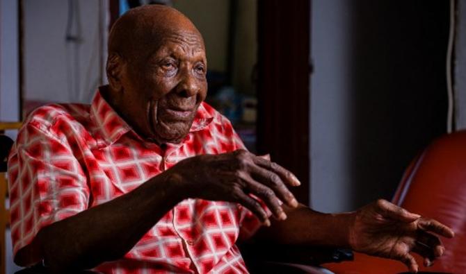 Jules Theobald lors d'une interview après avoir été officiellement nommé l'homme le plus âgé de France, à 110 ans, le 26 novembre 2019 à Fort-de-France (Photo, AFP)