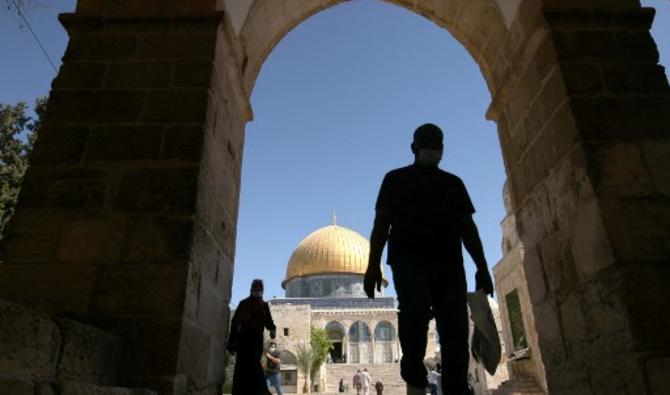 Des Palestiniens photographiés devant la mosquée du Dôme du Rocher dans l'enceinte de la mosquée al-Aqsa dans la vieille ville de Jérusalem, le 7 octobre 2021 (Photo, AFP) 