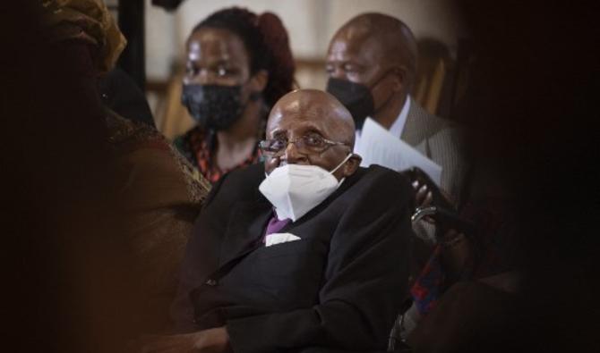 Le premier archevêque anglican noir du pays est arrivé peu avant midi en fauteuil roulant, accompagné de sa femme Leah, à la cathédrale St George où il a longtemps prêché. (Photo, AFP)