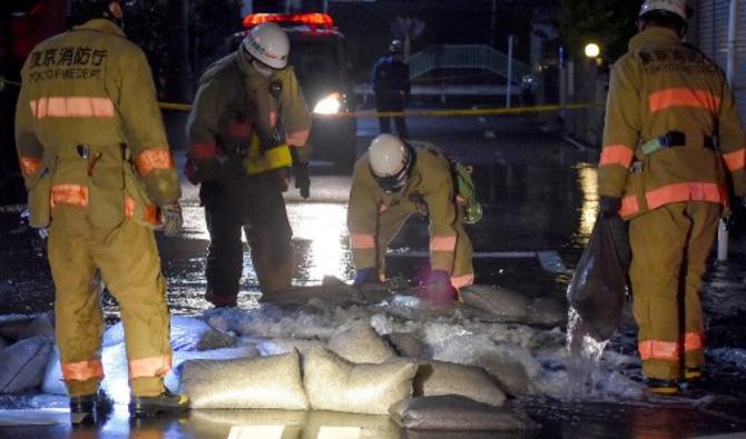 Des pompiers tentent de réparer une conduite d'eau cassée à Tokyo, le 7 octobre 2021 (Photo, AFP)