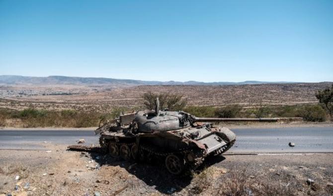 Sur cette photo d'archive prise le 26 février 2021, un char endommagé se dresse sur une route au nord de Mekele, la capitale du Tigré (Photo, AFP)