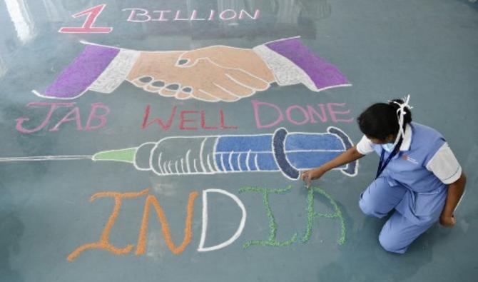 Un personnel médical dessine le design de Rangoli sur le sol de l'hôpital Ramaiah à Bangalore, le 21 octobre 2021 (Photo, AFP)