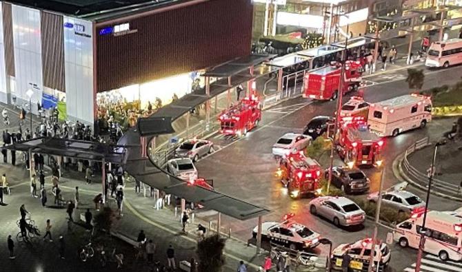 Cette image aérienne montre des pompiers et des secouristes rassemblés devant la gare de Kokuryo sur la ligne Keio dans la ville de Chofu, dans l'ouest de Tokyo, le 31 octobre 2021 (Photo, AFP) 