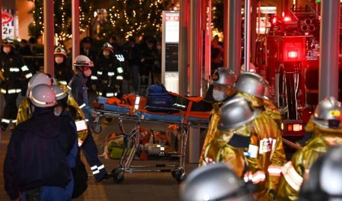 Des pompiers et des secouristes rassemblés devant la gare de Kokuryo sur la ligne Keio dans la ville de Chofu, dans l'ouest de Tokyo, le 31 octobre 2021 (Photo, AFP) 