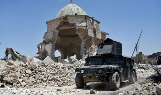 Un humvee du Service irakien de lutte contre le terrorisme (CTS) devant la mosquée Al-Nuri détruite dans la vieille ville de Mossoul, alors que les forces gouvernementales irakiennes poursuivent leur offensive pour reprendre la ville aux djihadistes du groupe État islamique (EI), le 30 juin 2017 (Photo, AFP)