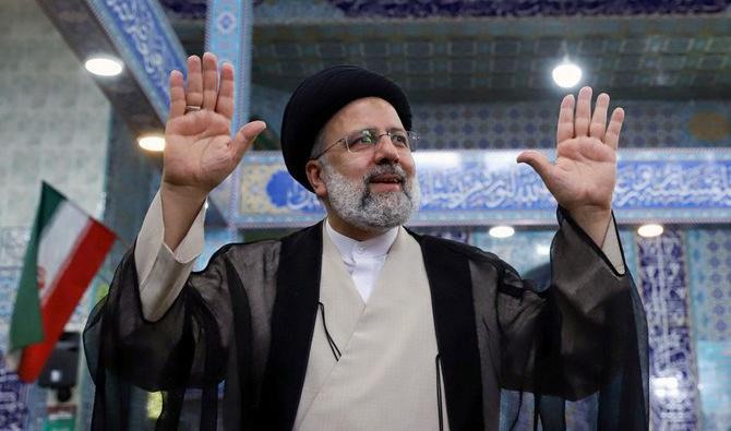 Ebrahim Raïssi après son vote lors de l’élection présidentielle dans un bureau de vote à Téhéran, en Iran, le 18 juin 2021. (Reuters) 