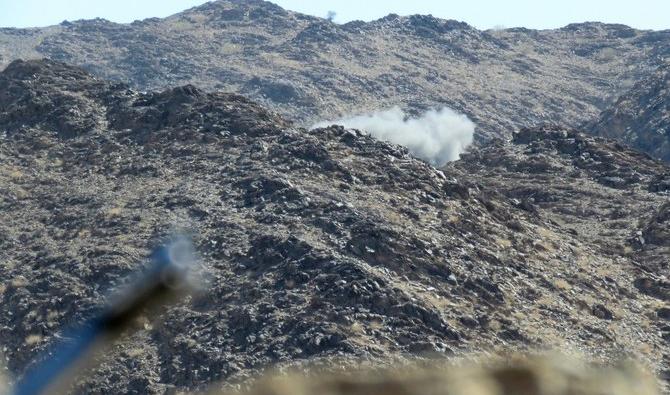 De la fumée visible sur la ligne de front de Juba dans la province de Marib, au nord-est du Yémen, le 24 octobre 2021. (Photo, AFP) 