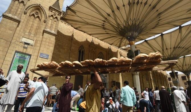Depuis 1977, le pain subventionné est vendu à 5 piastres égyptiennes (0,0027 euros). (Photo, AFP) 