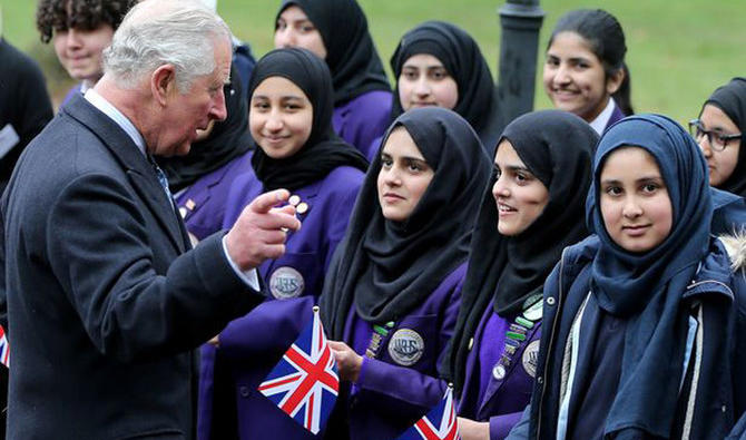 Le prince de Galles est accueilli par des écoliers locaux au centre du patrimoine musulman britannique à Manchester, en avril 2019. (Getty Images) 