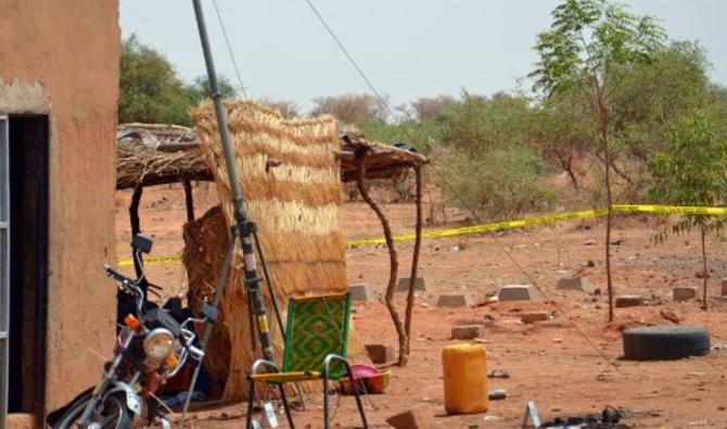 Cette photo prise le 19 juin 2019 montre une vue du poste de contrôle de la police au lendemain d'une attaque nocturne, où deux policiers ont été tués et quatre blessés par des hommes armés, à l'entrée nord de Niamey. (Photo, AFP)