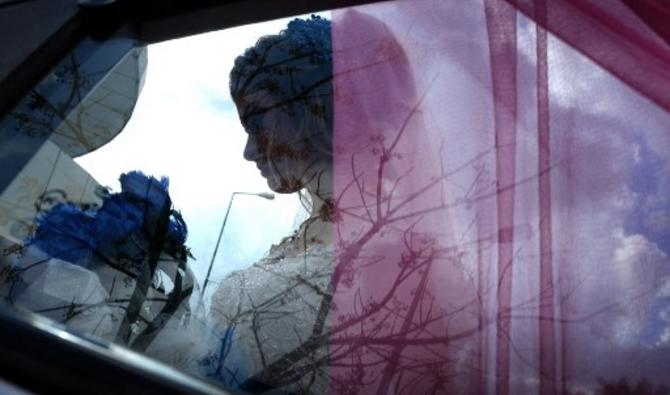 Sundus Garis, une femme irakienne de 16 ans de la communauté yézidie qui a fui Sinjar, est photographiée à travers la fenêtre d'une voiture lors de sa cérémonie de mariage dans la ville kurde irakienne de Dohuk, dans le nord-ouest de l'Irak, le 23 janvier 2020. (Photo, AFP)