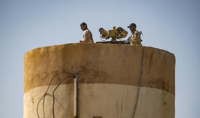 Cette photo prise le 27 septembre 2020 du côté palestinien de la frontière entre la bande de Gaza et l'Égypte à Rafah montre des soldats égyptiens montant la garde à une tour de guet près de la frontière maritime. (Photo, AFP)