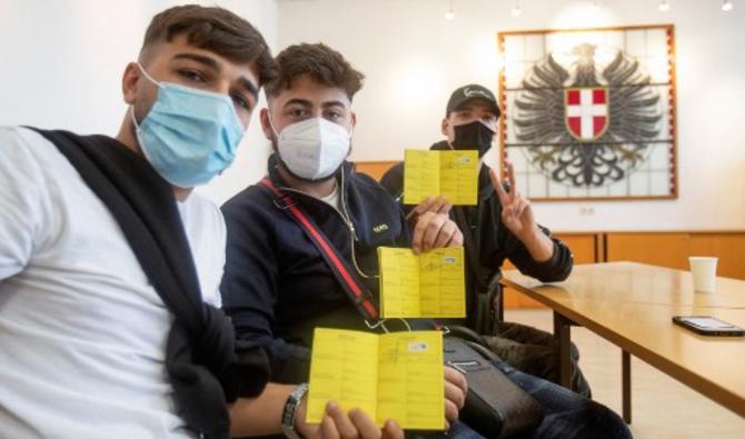 Des élèves présentent leurs certificats de vaccination après avoir été vaccinés dans un lycée professionnel de Vienne, le 14 septembre 2021 (Photo,, AFP)