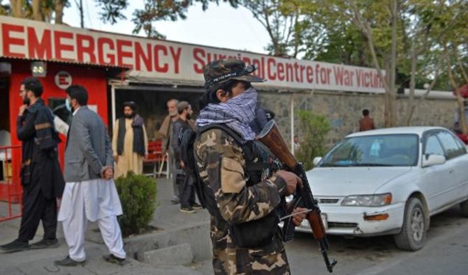 Un combattant taliban monte la garde devant l'entrée d'un hôpital, à Kaboul, le 3 octobre 2021. (Photo, AFP)