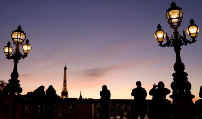 Les gens prennent des photos souvenirs près de la tour Eiffel au coucher du soleil à Paris, le 27 octobre 2021 (Photo, AFP)