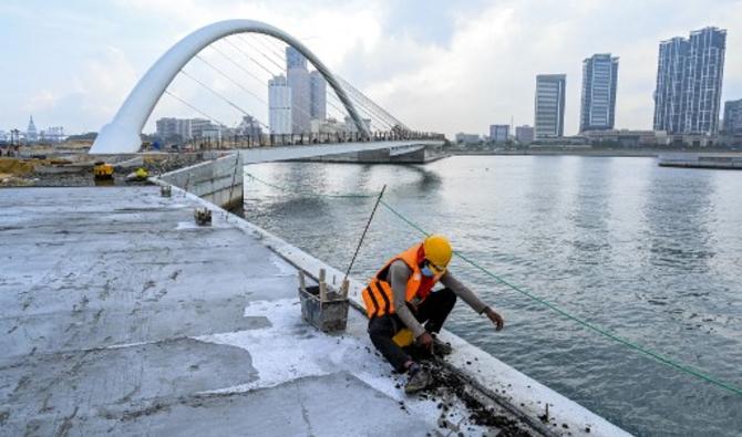  Des ouvriers travaillent sur le chantier de construction sur des terres récupérées dans le cadre du projet financé par la Chine pour Port City, à Colombo, le 28 octobre 2021. (Photo, AFP)