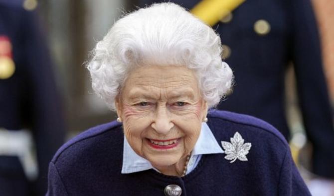 Sur cette photo d'archive prise le 6 octobre 2021, la reine Elizabeth II rencontre des représentants du Royal Regiment of Canadian Artillery pour marquer le 150e anniversaire de la fondation des batteries A et B, au château de Windsor (Photo, AFP) 