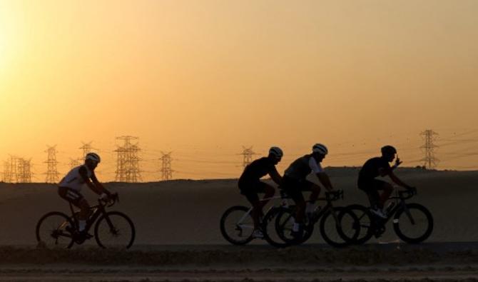 Des passionnés de vélo roulent sur la piste cyclable d'al-Qudra dans le désert de Dubaï, le 30 octobre 2021 (Photo, AFP)