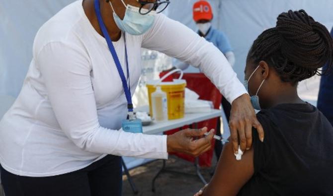 Un agent de santé administre le vaccin Johnson & Johnson à une femme devant un bureau de vote à Laudium, Pretoria, le 1er novembre 2021. (Photo, AFP)