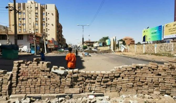 Des barricades érigées dans les rues désertes de Khartoum, au premier jour d'une nouvelle campagne de désobéissance civile contre l'armée (Photo, AFP)