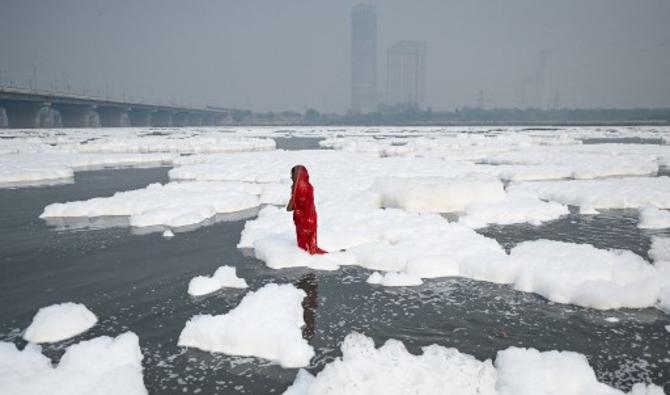 Les fidèles se baignent dans les mousses toxiques de la Yamuna, qui reste pour eux une rivière sacrée malgré les dangers de cette pollution, le 8 novembre 2021 (Photo, AFP)