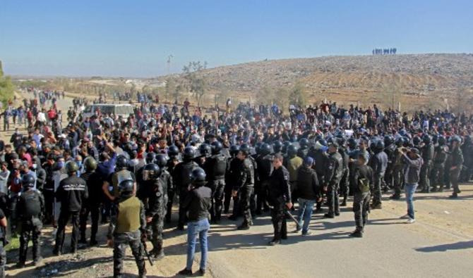 Des membres des forces de sécurité affrontent des manifestants tunisiens lors d'une grève générale, le 10 novembre 2021 (Photo, AFP)