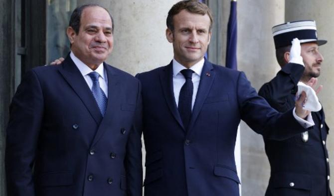 Le président français Emmanuel Macron et le président égyptien Abdel Fattah al-Sisi depuis les escaliers de l'Elysée, le 12 novembre 2021. (Photo, AFP)