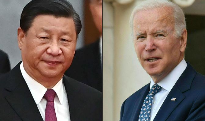 Cette combinaison d'images créée le 15 novembre 2021 montre le président chinois Xi Jinping au Grand Palais du Peuple à Pékin à la veille de la fête nationale de la Chine le 30 septembre 2021 et le président américain Joe Biden dans l'amphithéâtre commémoratif, au Cimetière national d'Arlington à Arlington, Virginie, le 11 novembre 2021. (Photo, AFP)