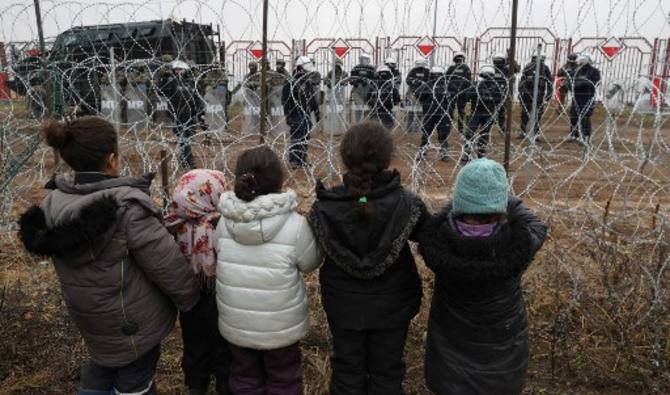 Des migrants visant à entrer en Pologne campent près du poste frontière de Bruzgi-Kuznica à la frontière biélorusse-polonaise, le 17 novembre 2021. (Photo, AFP)