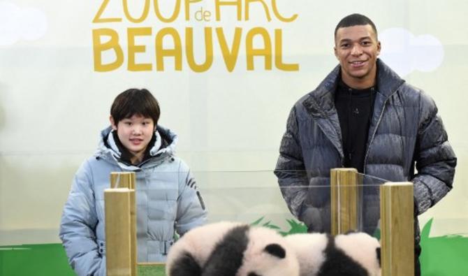 Le footballeur du PSG Kylian Mbappé et la championne de plongeon synchronisé Zhang Jiaqi (Photo, AFP)