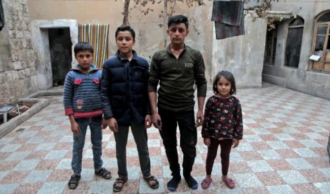 Mohammad Makhzoum (2e à droite), syrien de 15 ans, pose pour une photo avec ses frères et sœurs à la maison dans la ville d'al-Bab, sous contrôle turc, le 19 novembre 2021. (Photo, AFP)