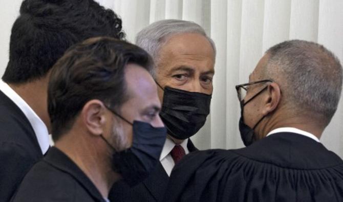 L'ancien Premier ministre israélien Benjamin Netanyahu est entouré d'avocats avant le témoignage de Nir Hefetz, un ancien assistant, lors de son procès pour corruption devant le tribunal de district de Jérusalem-Est, le 22 novembre 2021. (Photo, AFP)