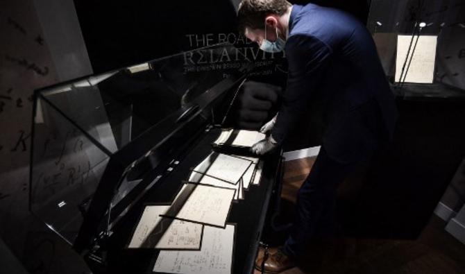 Un manuscrit du célèbre physicien Albert Einstein, dans lequel il préparait sa théorie de la relativité générale chez Christie's à Paris, le 23 novembre 2021. (Photo, AFP)