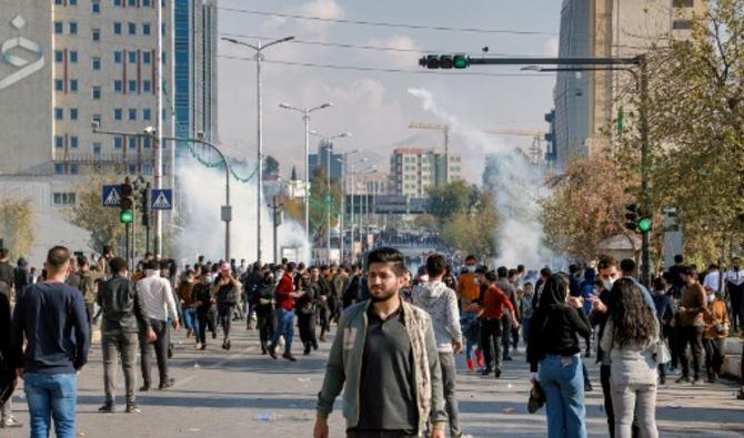 Pour le troisième jour consécutif, des milliers d'étudiants se sont rassemblés mardi devant leur université à Souleimaniyeh, bloquant une autoroute reliant cette ville à Kirkouk, dans le nord de l'Irak. (Photo, AFP)