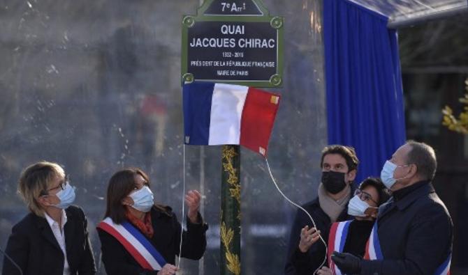 Anne Hidalgo, maire de Paris, Claude Chirac, fille de Jacques Chirac, Gabriel Attal, porte-parole du gouvernement, Rachida Dati, maire du 7e arrondissement et Philippe Goujon, maire du 15e arrondissement, dévoilent la plaque du quai Jacques Chirac. (Photo, AFP)