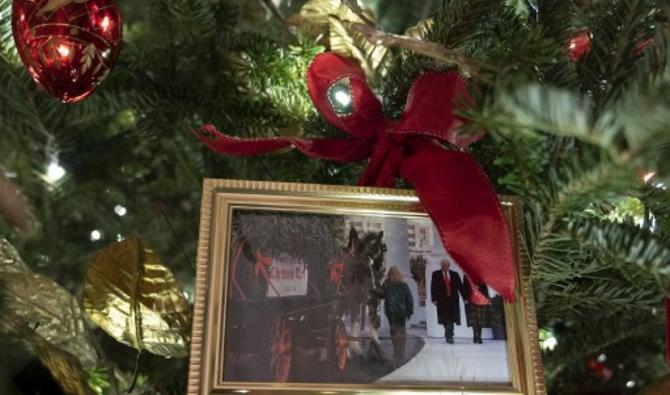 Les Biden ont accroché une photo encadrée du couple Trump parmi les clichés d'autres familles présidentielles ornant l'un de leurs sapins de Noël. (Photo, AFP)