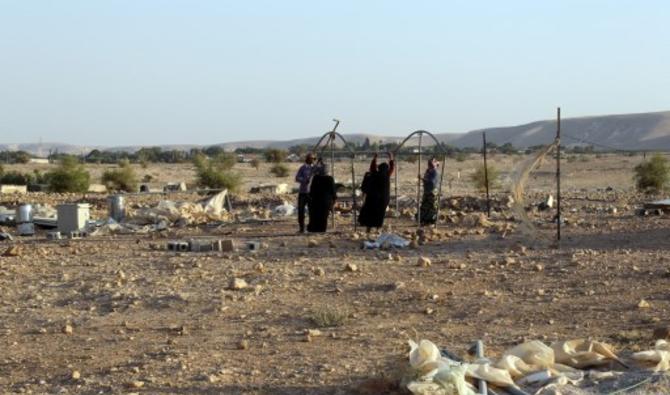 Des Bédouins palestiniens inspectent leurs biens après que 12 de leurs tentes ont été détruites par des bulldozers de l'armée israélienne dans une zone désertique près de Jéricho le 18 août 2015, dans la «Zone C» (Photo, AFP) 