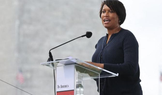 La maire démocrate Muriel Bowser lors de la cérémonie d'ouverture de « In America : Remember », une installation d'art public commémorant tous les Américains décédés à cause de la Covid-19 près du Washington Monument. Le 17 septembre 2021. (Photo, AFP)