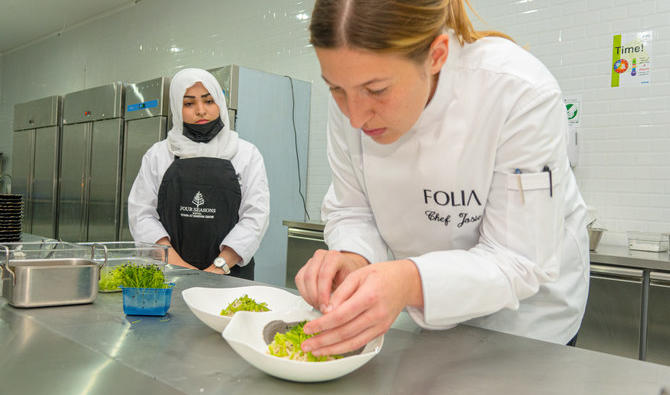 Josie Clemens dans le restaurant Folia à Al-Murabba, l’une des 14 zones du festival Riyadh Season. (Photo, Hoda Bashatah) 