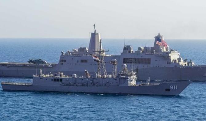 Ci-dessus, la frégate lance-missiles ENS Mubarak (FFG 911) de la marine égyptienne et le transport de chalands de débarquement USS Portland (LPD 27) effectuent un exercice de passage en mer Rouge le 28 octobre. (Le Corps des Marines des États-Unis) 