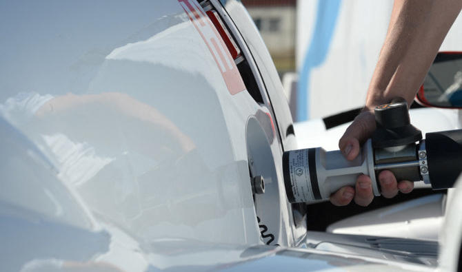 L’hydrogène vert est produit à l’aide de sources d’énergie renouvelables comme les énergies solaire et éolienne, pour provoquer une réaction chimique, sans émettre de sous-produits de carbone. (Photo, AFP) 