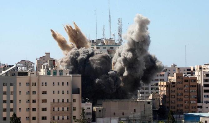 De la fumée s'élevant de la tour Al-Jalaa dans la ville de Gaza lors de sa destruction par une frappe aérienne israélienne, le 15 mai 2021. (AFP/Fichier Photo) 