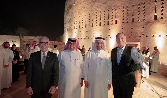 Mike Pompeo découvrant la ville de Diriyah avec le PDG de l’Autorité de développement de Diriyah Gate, Jerry Inzerillo, et s’entretenant avec le ministre saoudien de l’Investissement, Khalid al-Falih. (Photo fournie)