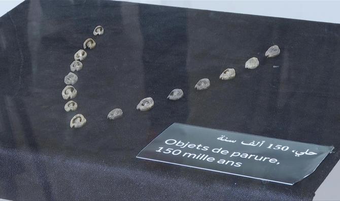 Objets de parure datant de 142 mille à 150 mille ans, exposés à Rabat. (Photo, AFP)