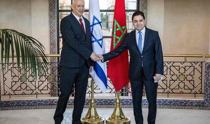 Le ministre marocain des Affaires étrangères Nasser Bourita (à droite) serre la main du ministre israélien de la Défense Benny Gantz (à gauche) à Rabat, la capitale, le 24 novembre 2021. (Photo, AFP)